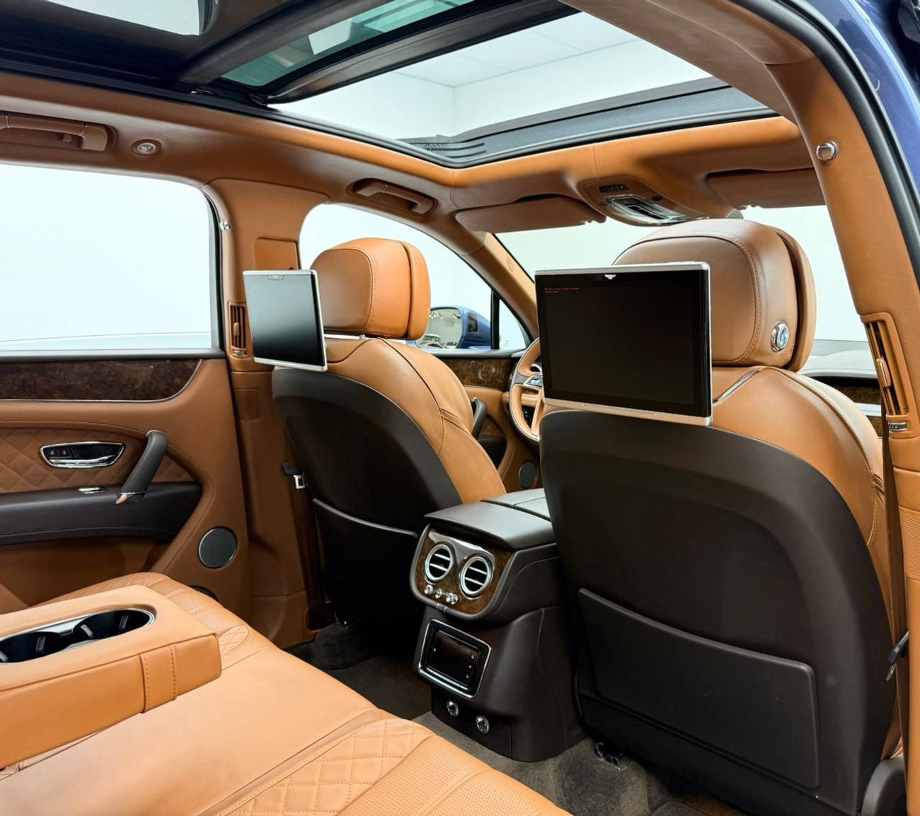 Bentley Bentayga FIRST EDITION 2017 Bentley Bentayga First Edition W12, Bentley Warranty+Full Service History, GCC