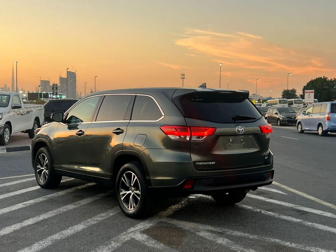 Toyota Highlander 2019 Toyota Highlander Le Plus 3.5L V6 - Rear Camera - 7 Leather Seat- Auto Trunk