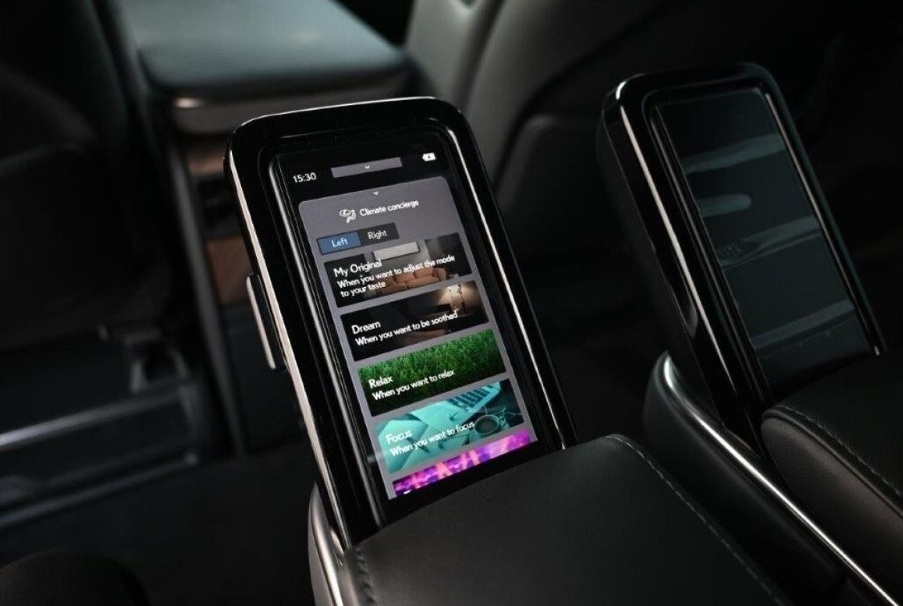 لكزس LM 350h 2.5L Hybrid E-CVT AWD  7 Seat Automatic