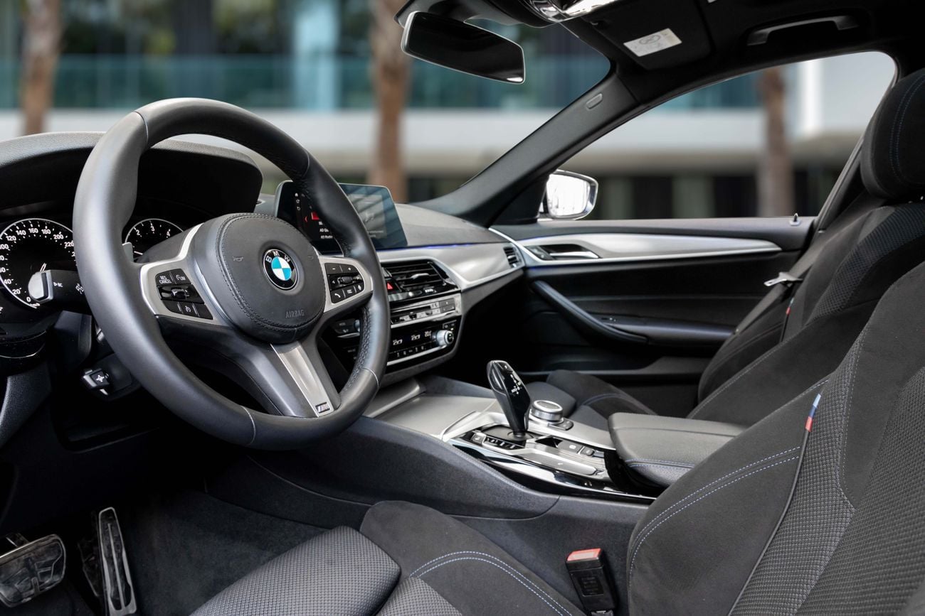 بي أم دبليو 520i 520i M Sport | 1,900 P.M | 0% Downpayment | 520i M Sport | Full Agency History