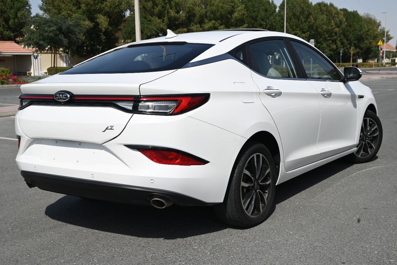 جاك J7 570 AED - ORIGINAL PAINT - JAC J7 1.5TC LUXURY 2023 - LOW MILEAGE - FIRST OWNER