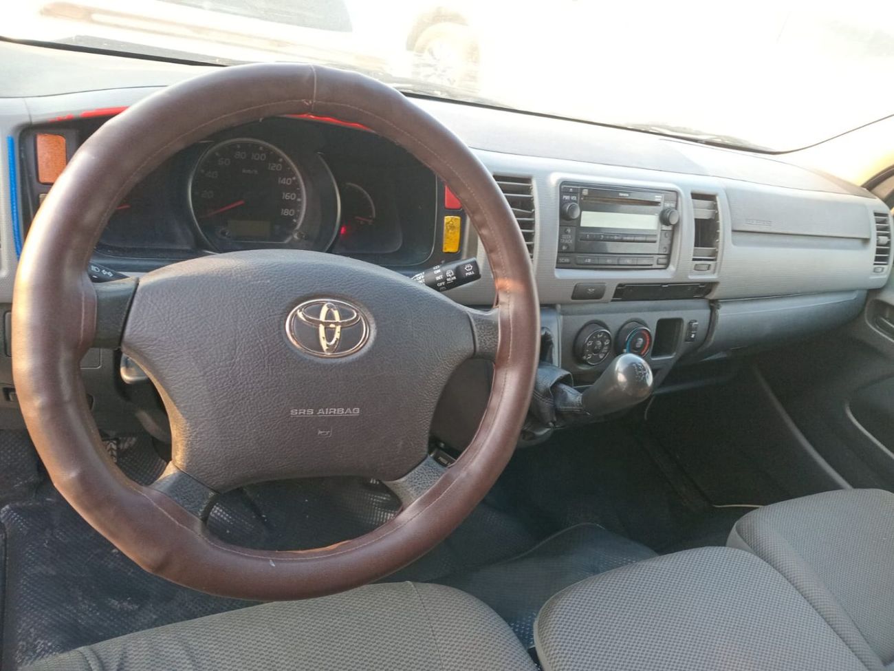 تويوتا هاياس 2.5L DIESEL 13 SEATER MANUAL TRANSMISSION