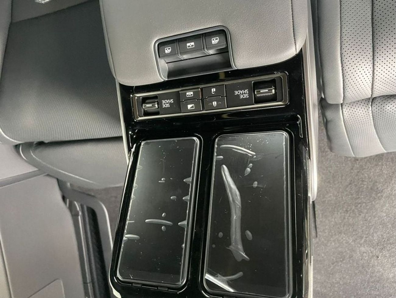 لكزس LM 350h 2.5L Hybrid 4 seater VIP 2024 YM (For export only)