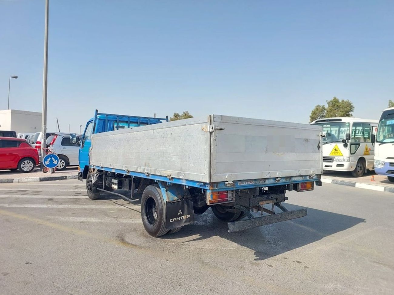 ميتسوبيشي فوسو كانتير MITSUBISHI CANTER ALUMINIUM BODY TRUCK RHD 1989 MODEL 4.2 L DIESEL MANUAL(PM22104)