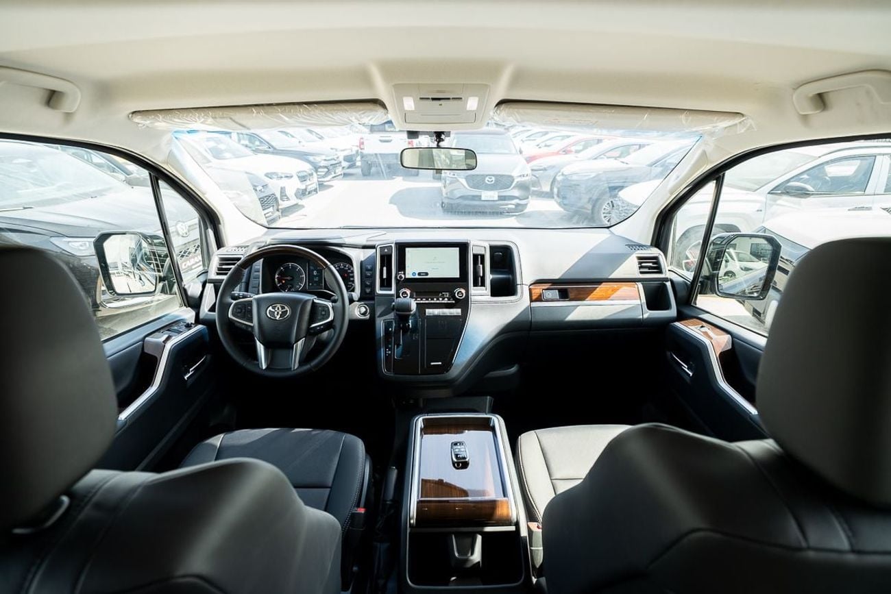 تويوتا جرافينا Premium 6 seater Diesel 2.8L Automatic Transmission 2025