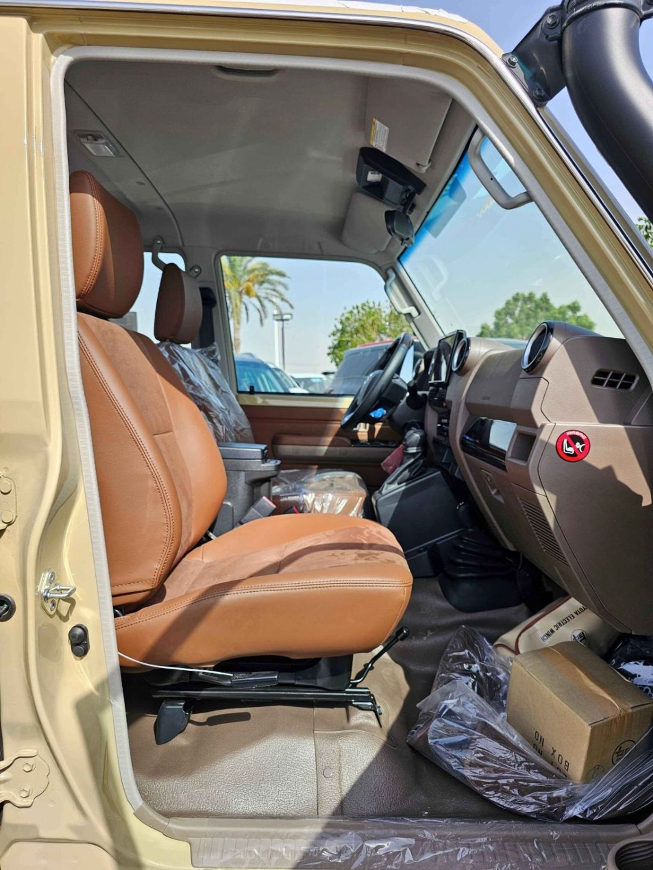 تويوتا لاند كروزر بيك آب LX-Z1 DOUBLE CABIN / 2.8L V4 DIESEL / A/T/ LEATHER SEATS / DIFF LOCKS / 4WD (CODE#LX-Z1)