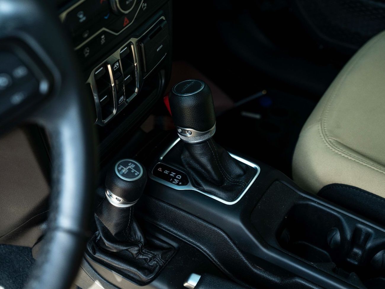 جيب جلادياتور AED 2,516 PM • GLADIATOR SPORT • ONLY 43,000 KM • OFFICIAL JEEP WARRANTY UNTIL 2027