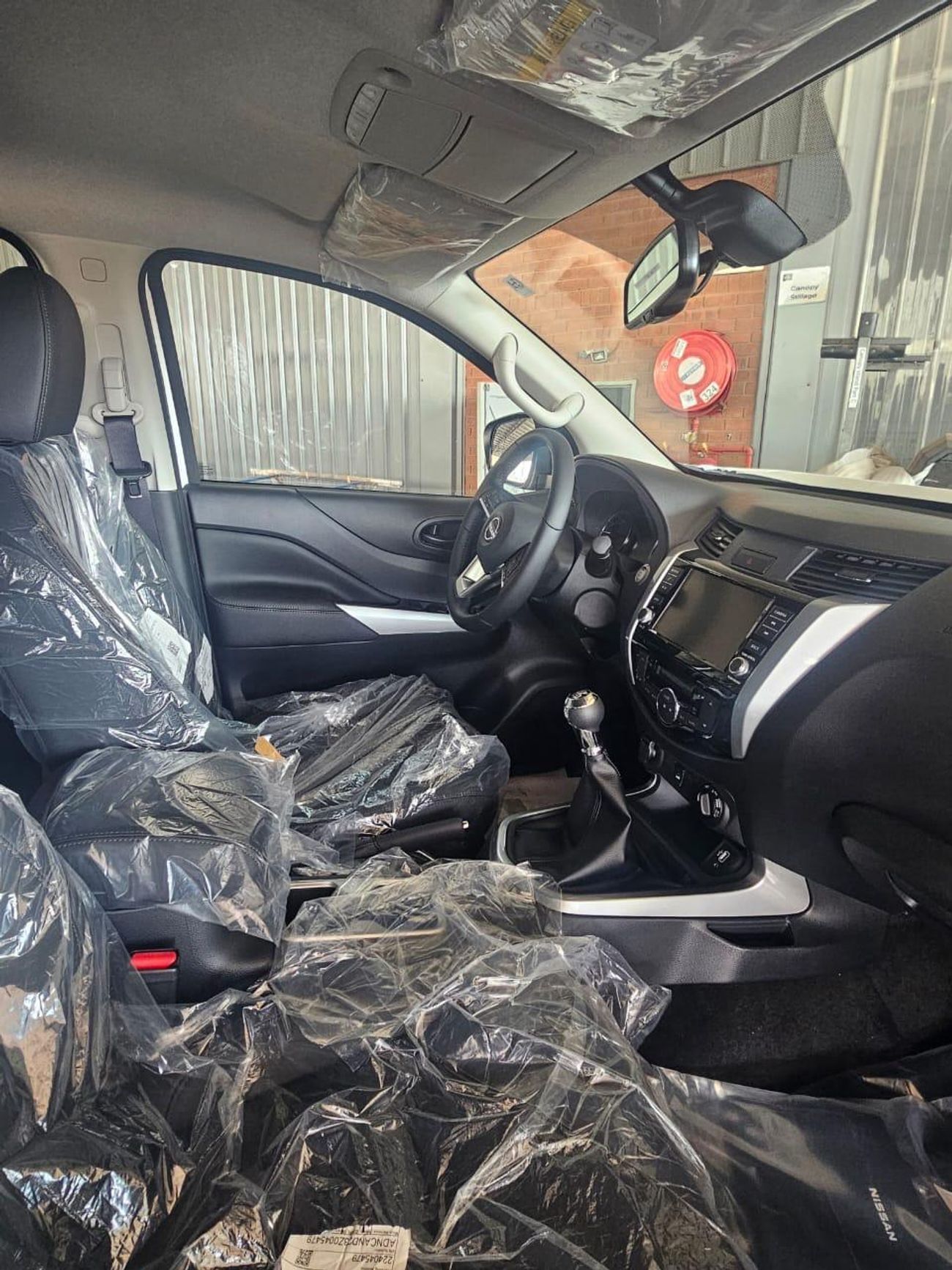 Nissan Navara Std 2.5L 4WD M/T