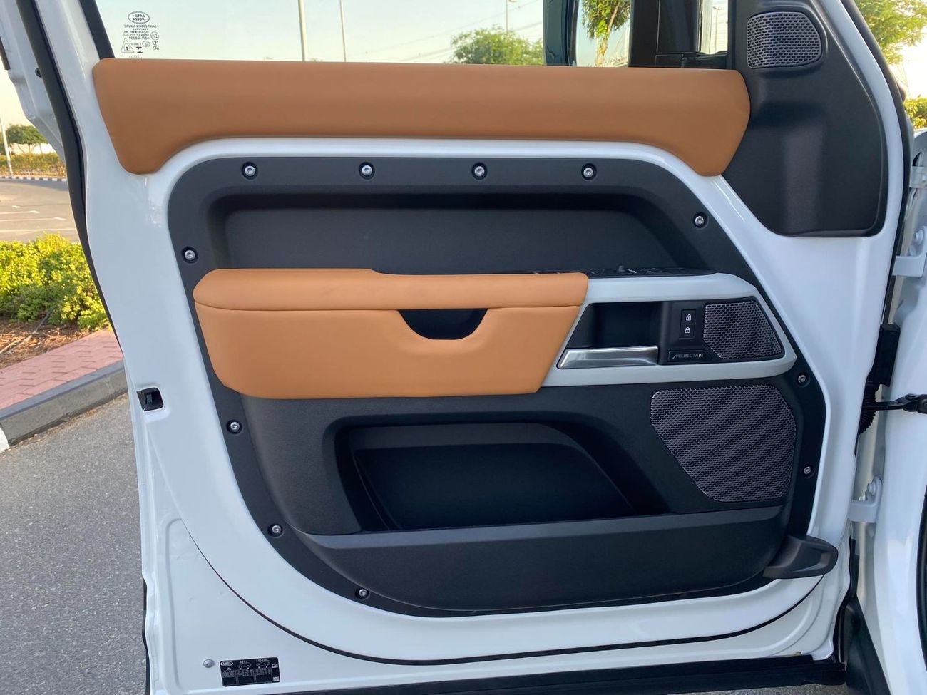 Land Rover Defender GCC SPEC UNDER WARRANTY AND SERVICE CONTRACT