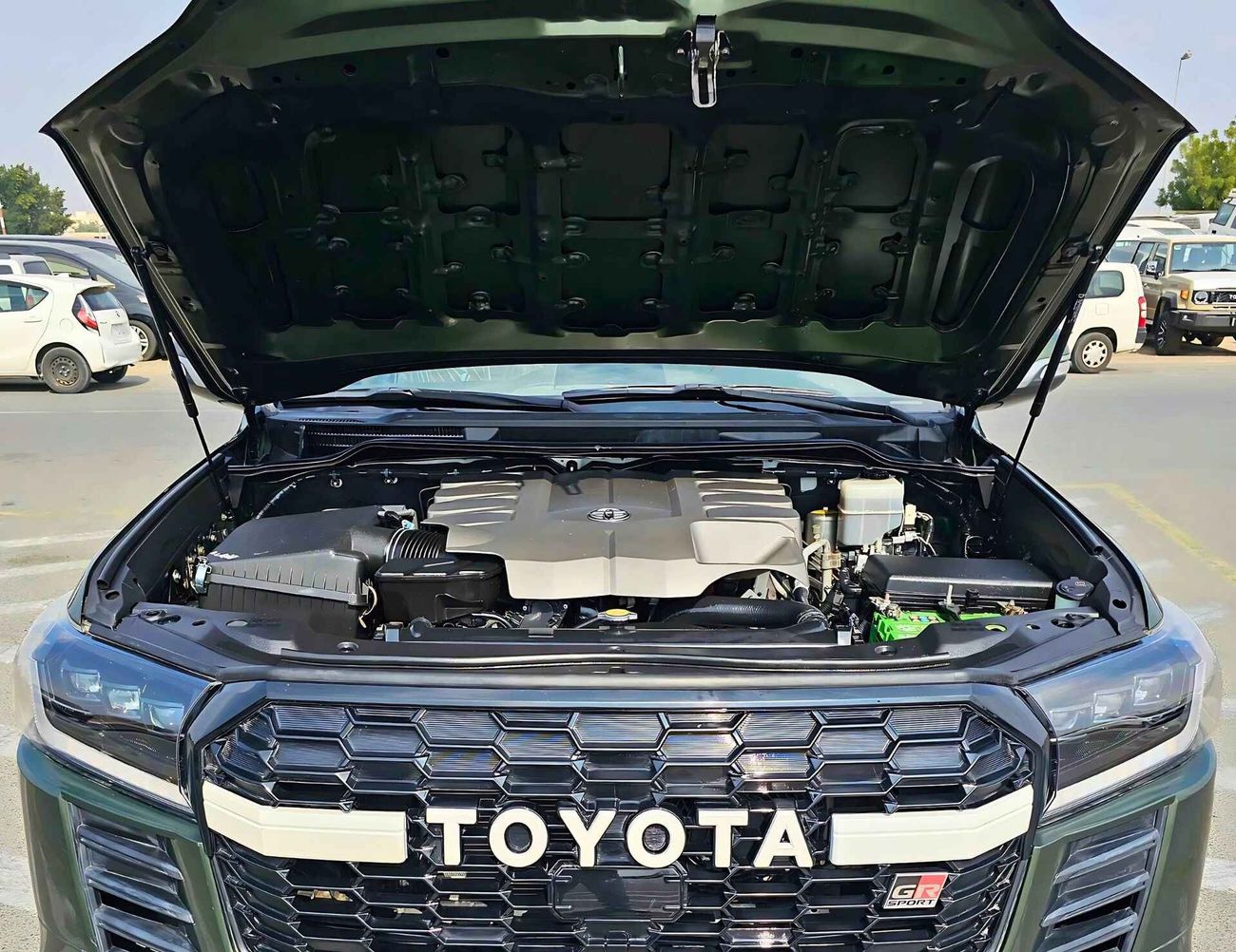 Toyota Land Cruiser VXR/ V8 4.6L/ 2022/ GR SPORT BODY KIT/ FULL OPTION/ SPECIAL COLOR/ EXPORT ONLY