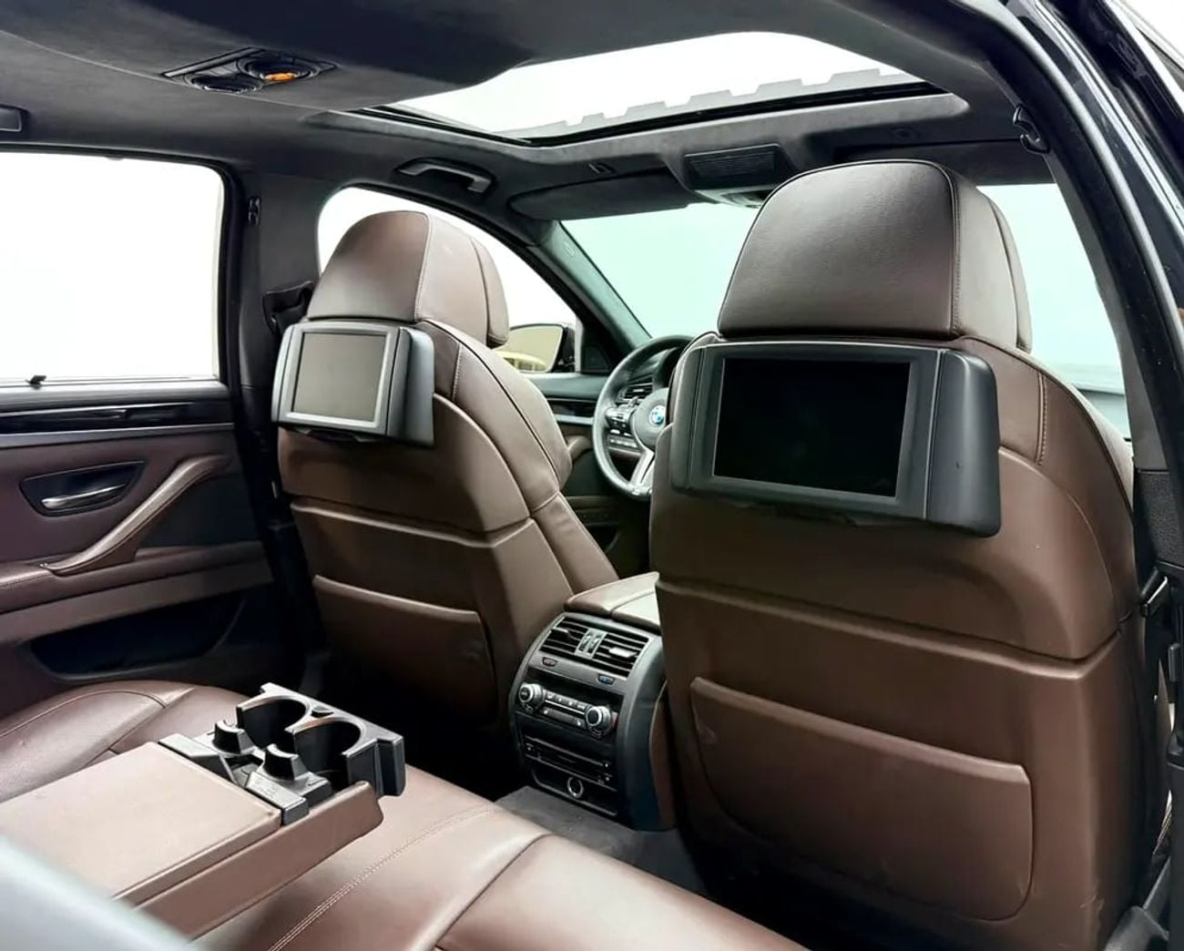 بي أم دبليو M5 ستاندارد Stage 2 Tuned, Carbon Fiber Exterior, Fully Loaded, Excellent Condition, GCC