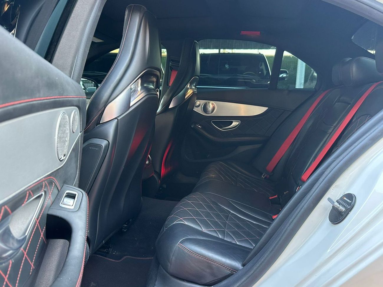 مرسيدس بنز C 63 AMG Std 4.0L Sedan