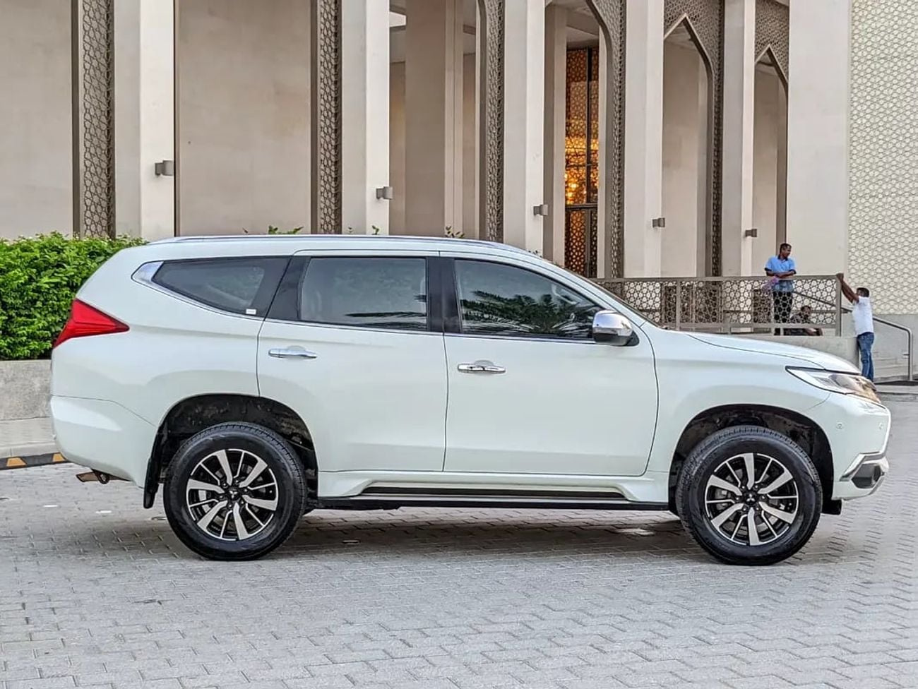 ميتسوبيشي مونتيرو سبورت GLS 4WD TOP LINE GCC IN EXCELLENT CONDITION