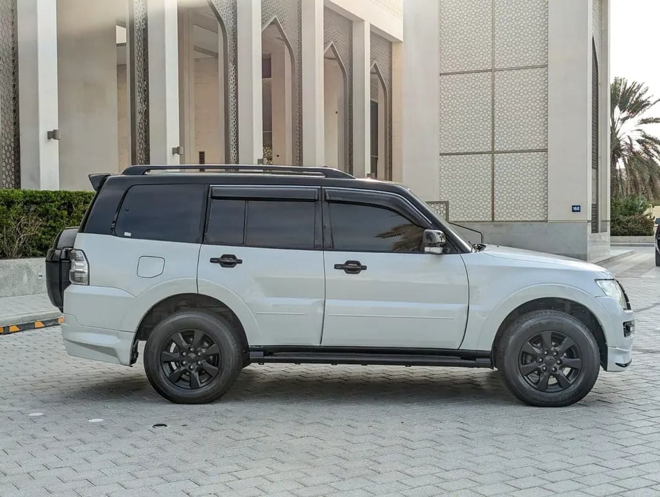 ميتسوبيشي باجيرو MODIFIED SIGNATURE EDITION GLS MID V6 3.5L GCC IN EXCELLENT CONDITION