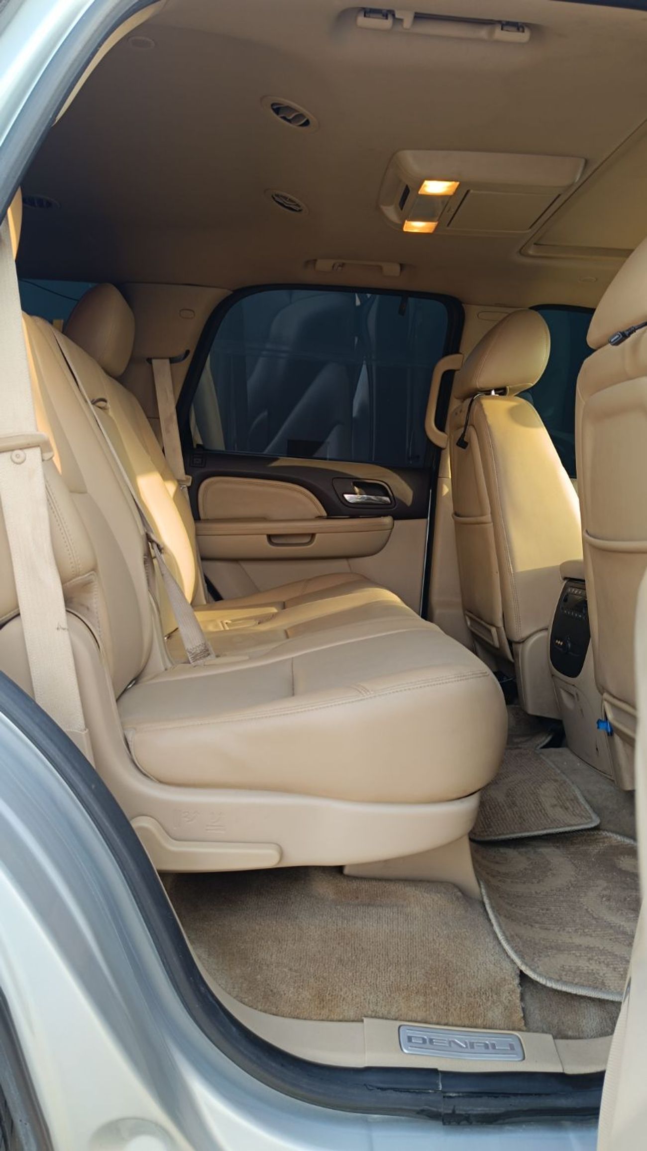 GMC Yukon SLE 5.3L 4WD (8 Seater)