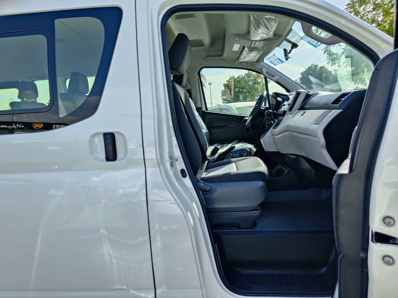Toyota Hiace GL TOYOTA HIACE HIGHROOF DX / 2.8L V4  DIESEL / BLACK BUMPER