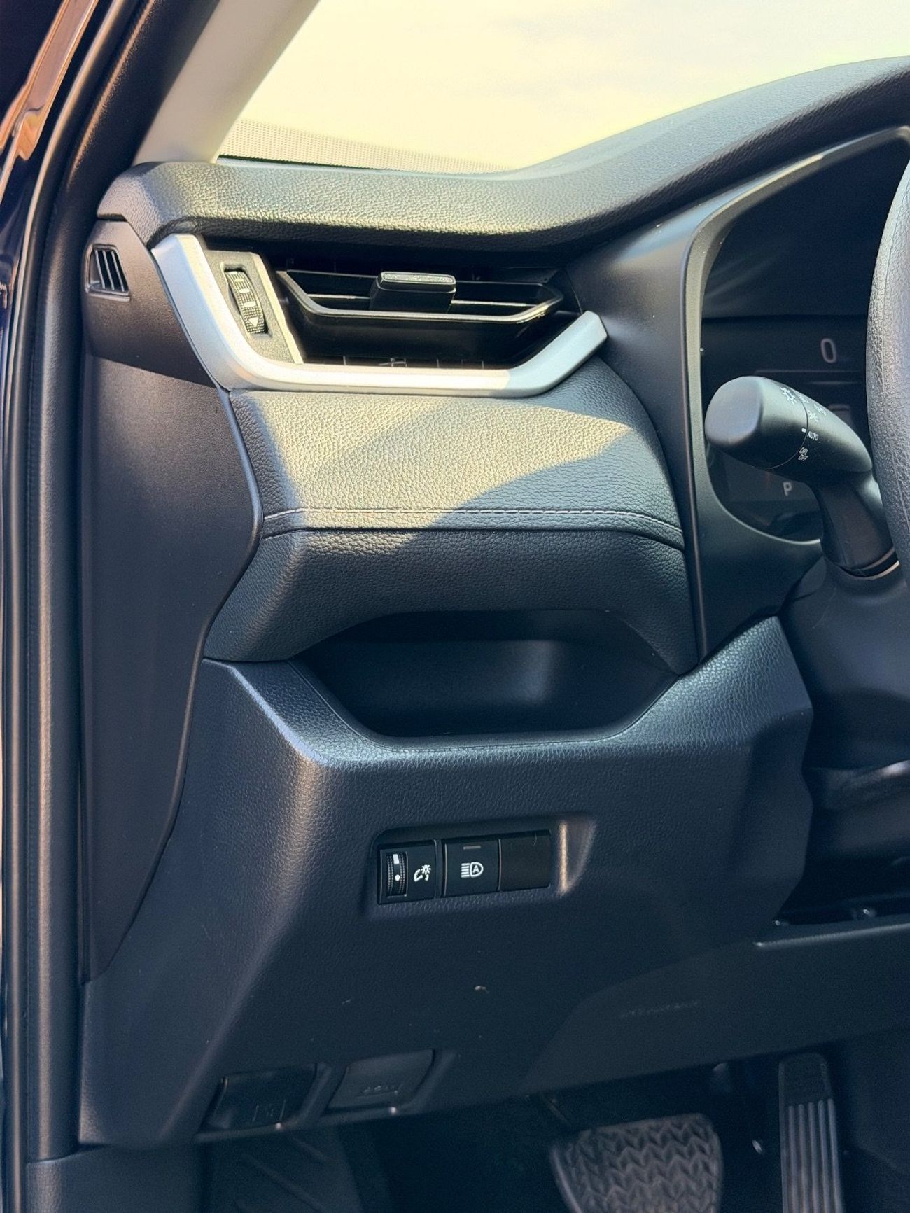 Toyota RAV4 XLE 2.5 L AWD leather seats, push start 2024