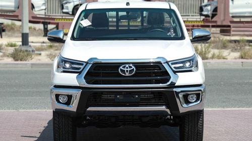 Toyota Hilux 2.7L VVT‑i inline‑4 petrol (2TR‑FE), 4 door. 5 seats