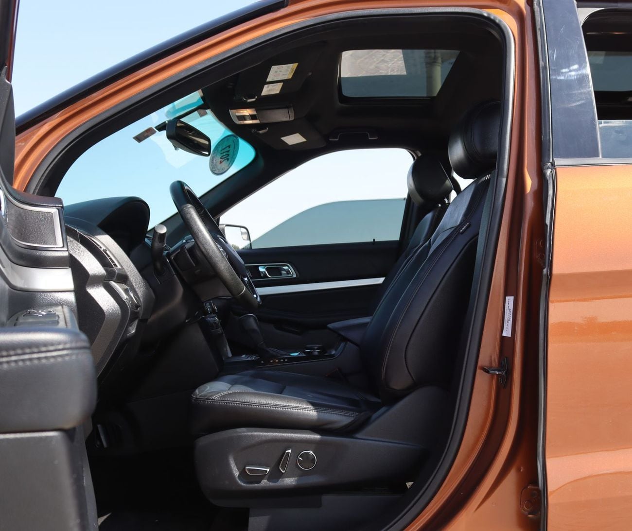 Ford Explorer XLT 3.5L Ford Explorer - 2017 - GCC - Full Option  - 6 V- XLT - 4WD - 3.3L -7 Seats - In excellent c