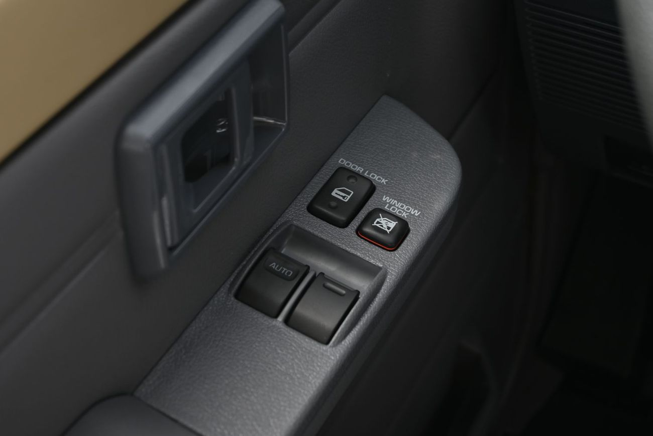 Toyota Land Cruiser 70 SWB 4.0L 4WD Toyota Land Cruiser 70 Series HardTop Manual 4.0L V6, Petrol, 4WD