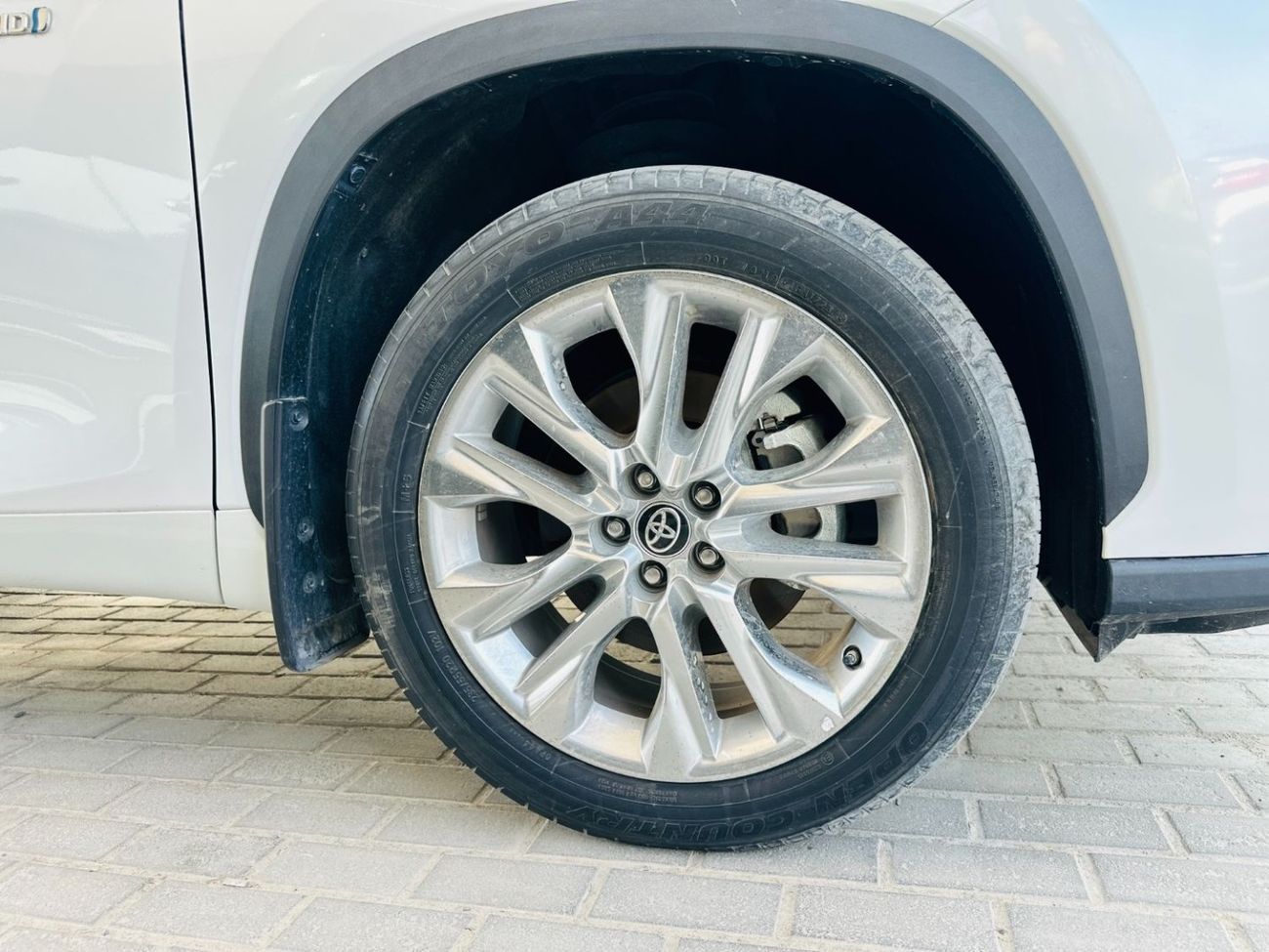 تويوتا هايلاندر 2023 Toyota Highlander VXR - White inside Beige