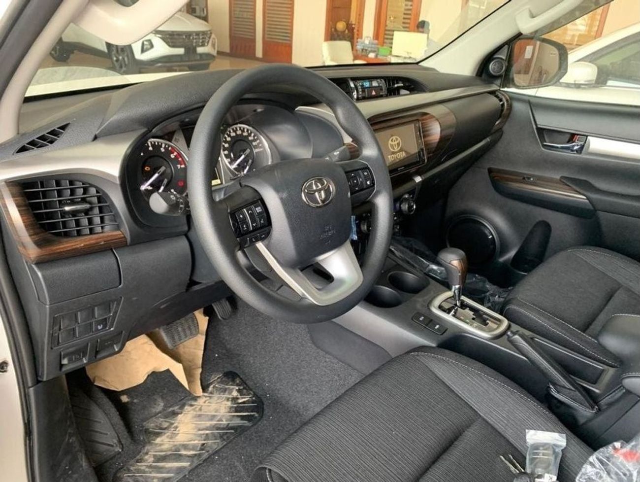 تويوتا هيلوكس TOYOTA HILUX SR5 2.7L V4 WITH PUSH START & REAR CAMERA