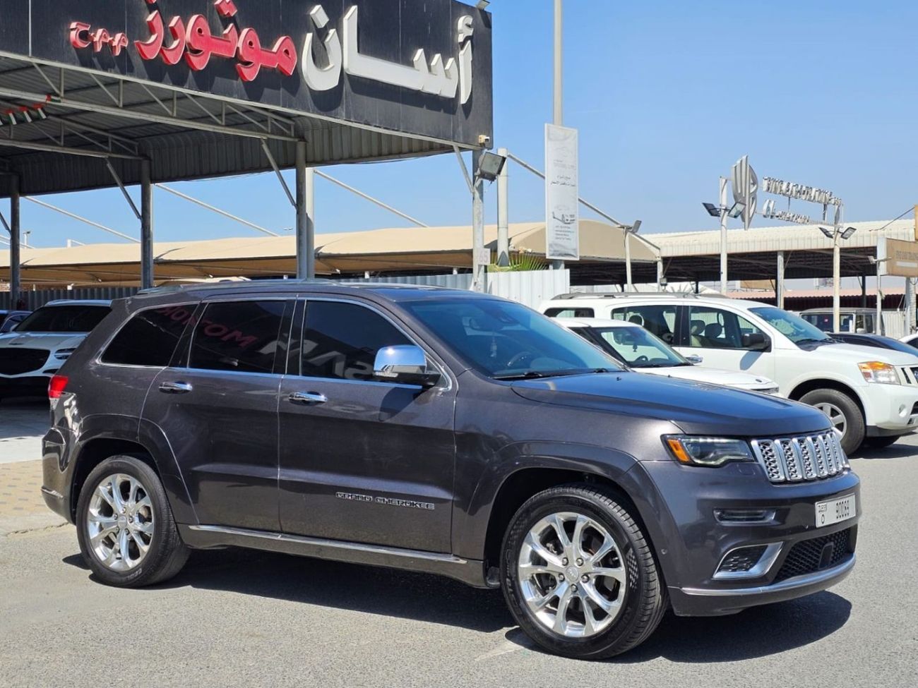 Jeep Cherokee Jeep Cherokee Summit 2019   5.7L  8 cylinder