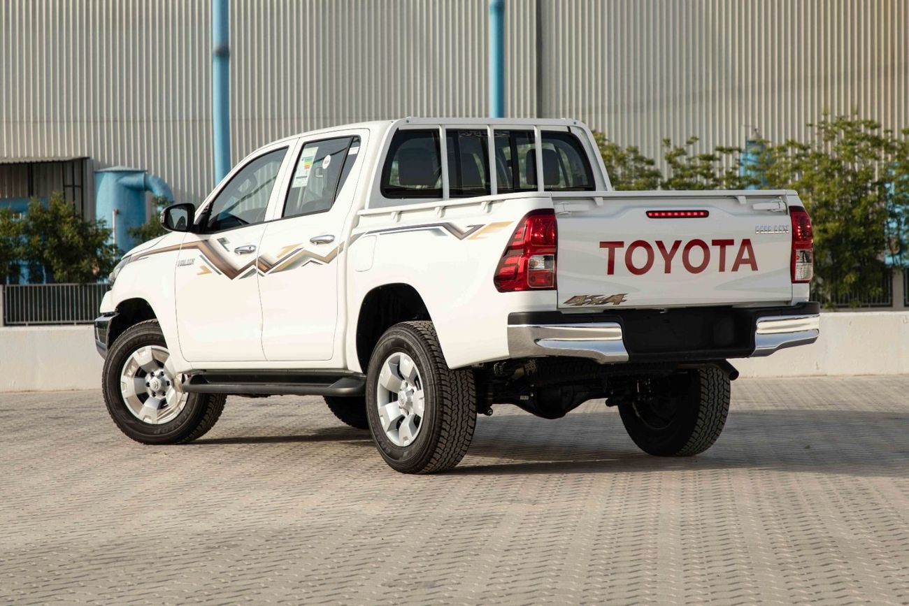 تويوتا هيلوكس تويوتا هايلكس 4X4 DC 2.4 DLX - أبيض سوبر مع أسود | تصدير فقط