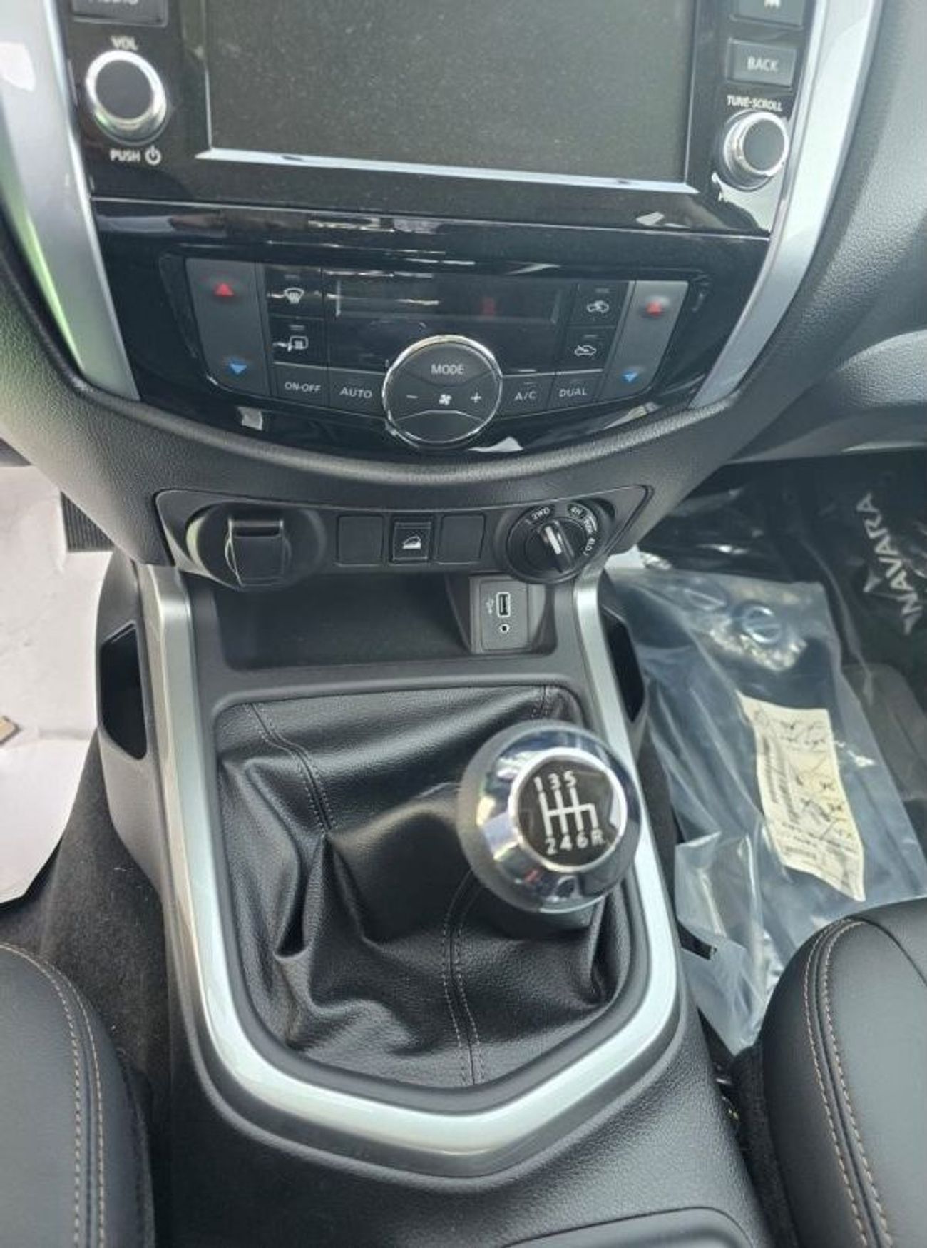 نيسان نافارا Std 2.5L 4WD M/T