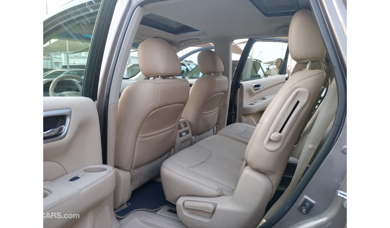 Nissan Pathfinder Gulf model 2014 leather panorama cruise control screen camera electric chair in excellent condition