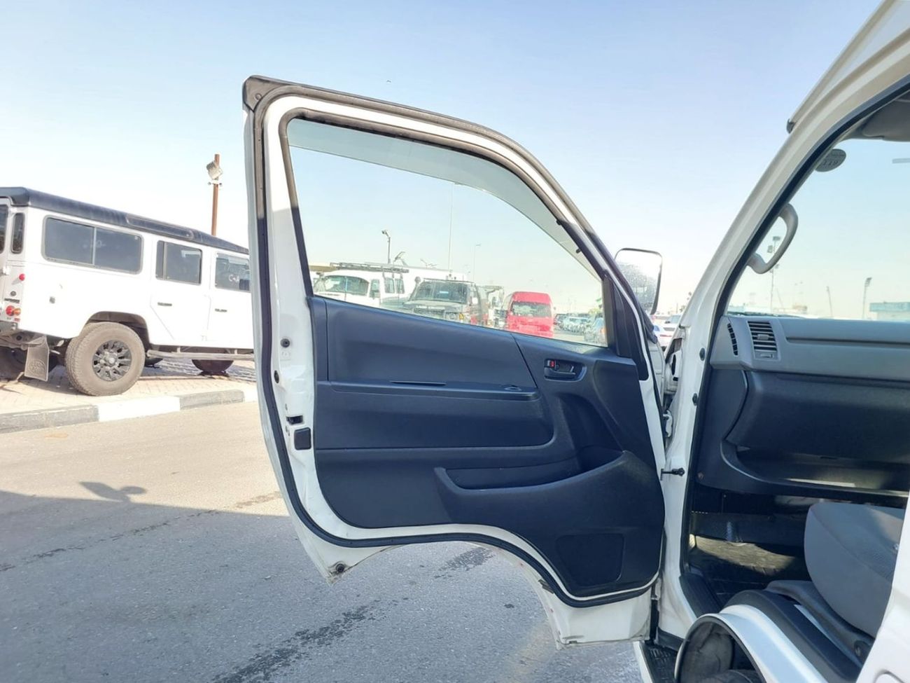 تويوتا هاياس TOYOTA HIACE COMMUTER VAN RHD 2015 MODEL 3.0 L DIESEL AUTOMATIC(PM16486)