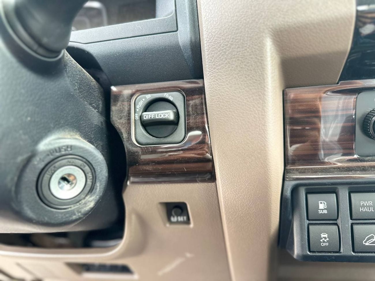 تويوتا لاند كروزر بيك آب S/C LC79 2.8 لتر ديزل أوتوماتيك // 2026 // كاملة المواصفات مع رادار، ثلاجة، قفل تفاضلي، مشغل DVD وكا