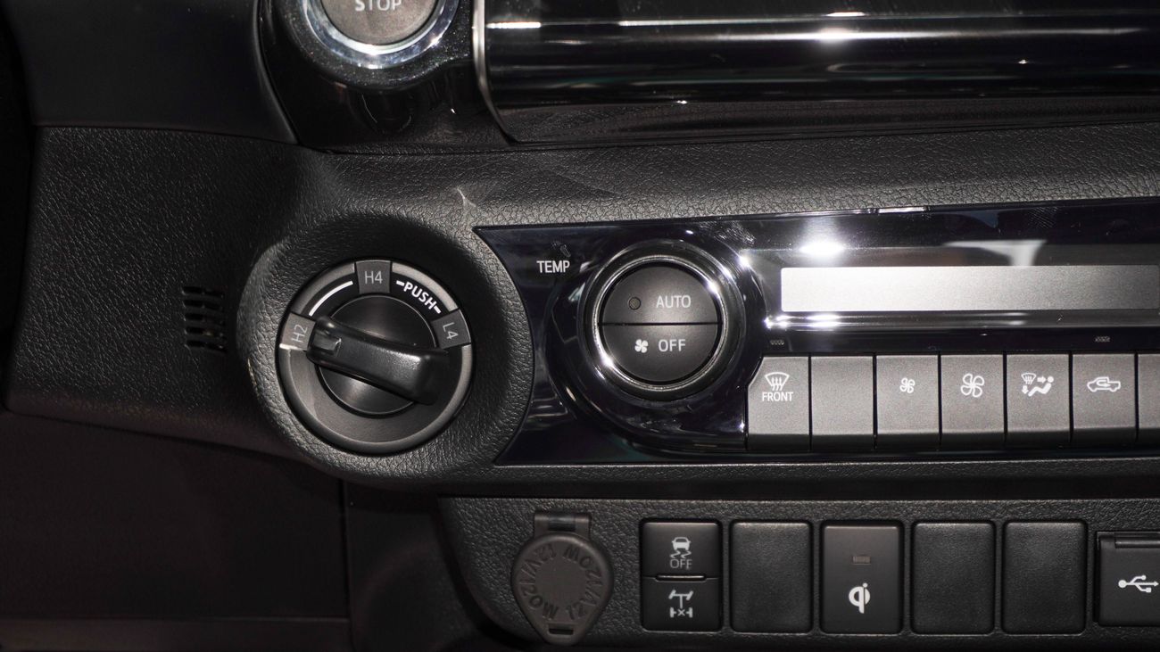 تويوتا هيلوكس GR Sport 4.0 L V6