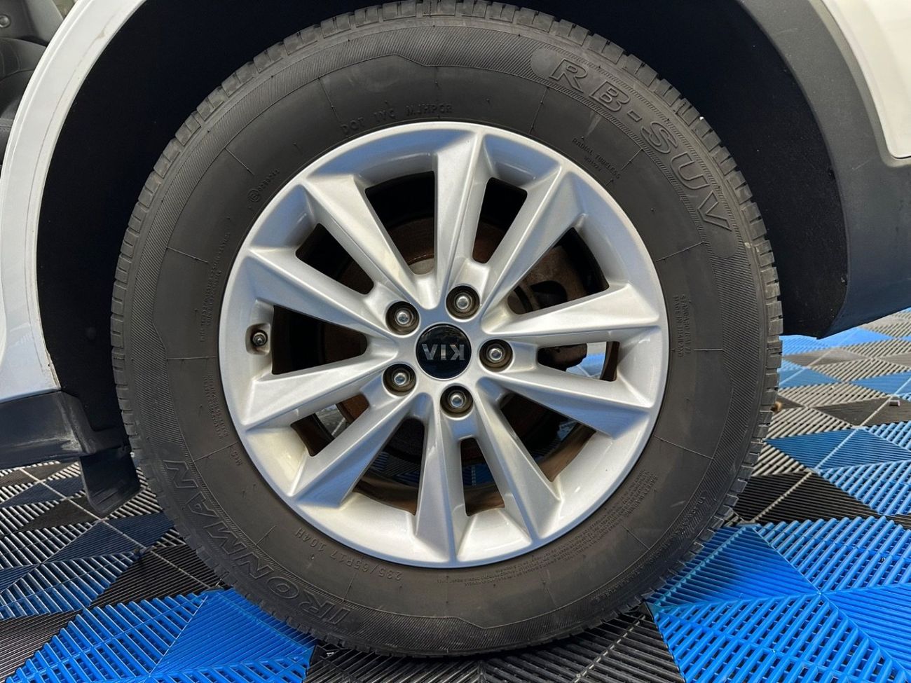 Kia Sorento Base 2.4L FWD