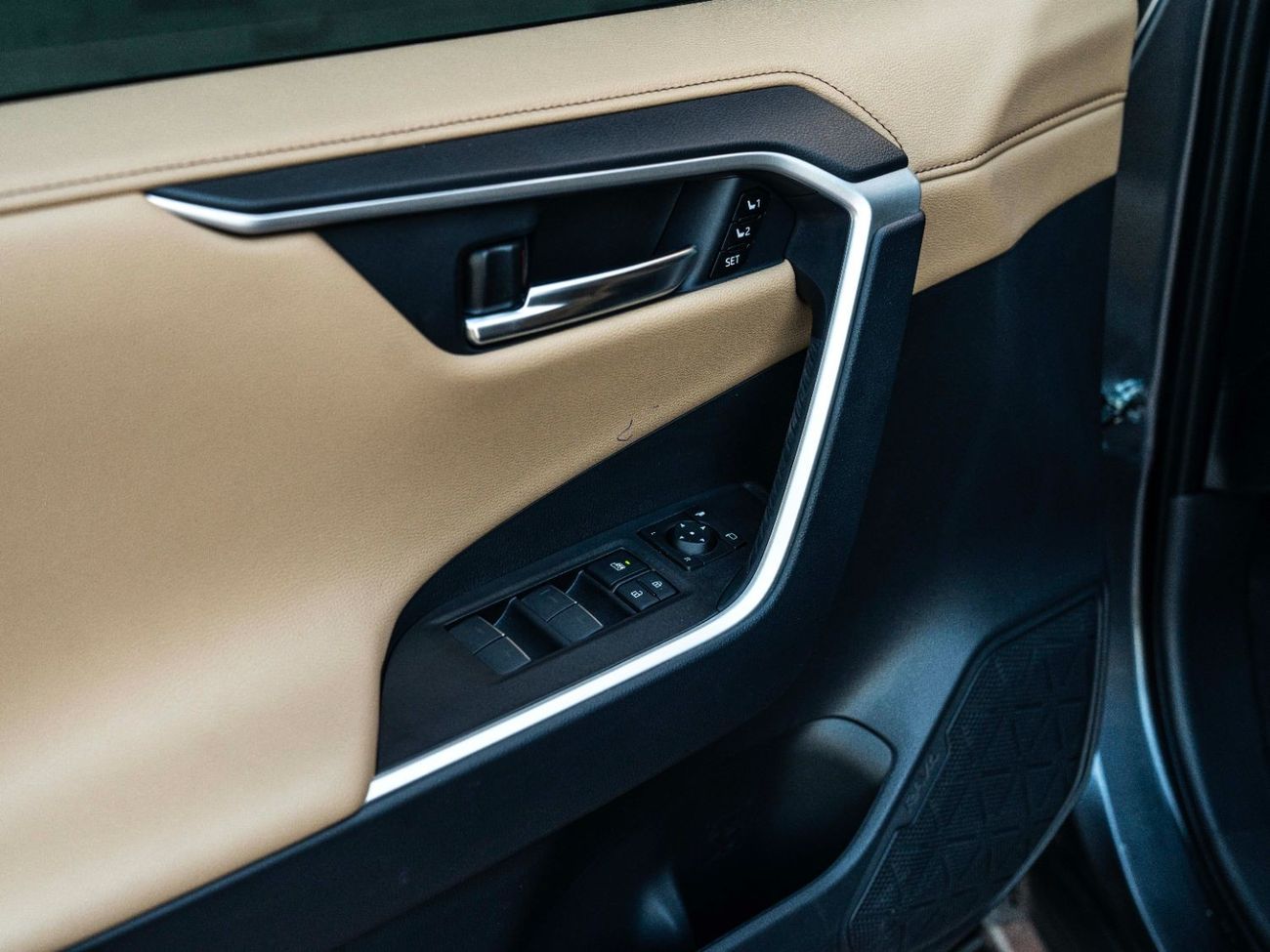 Toyota RAV4 AED 2,327 PM • RAV 4 HYBRID VXR • ONLY 11,500 KMS • OFFICIAL AL FUTTAIM MOTORS TOYOTA WARRANTY