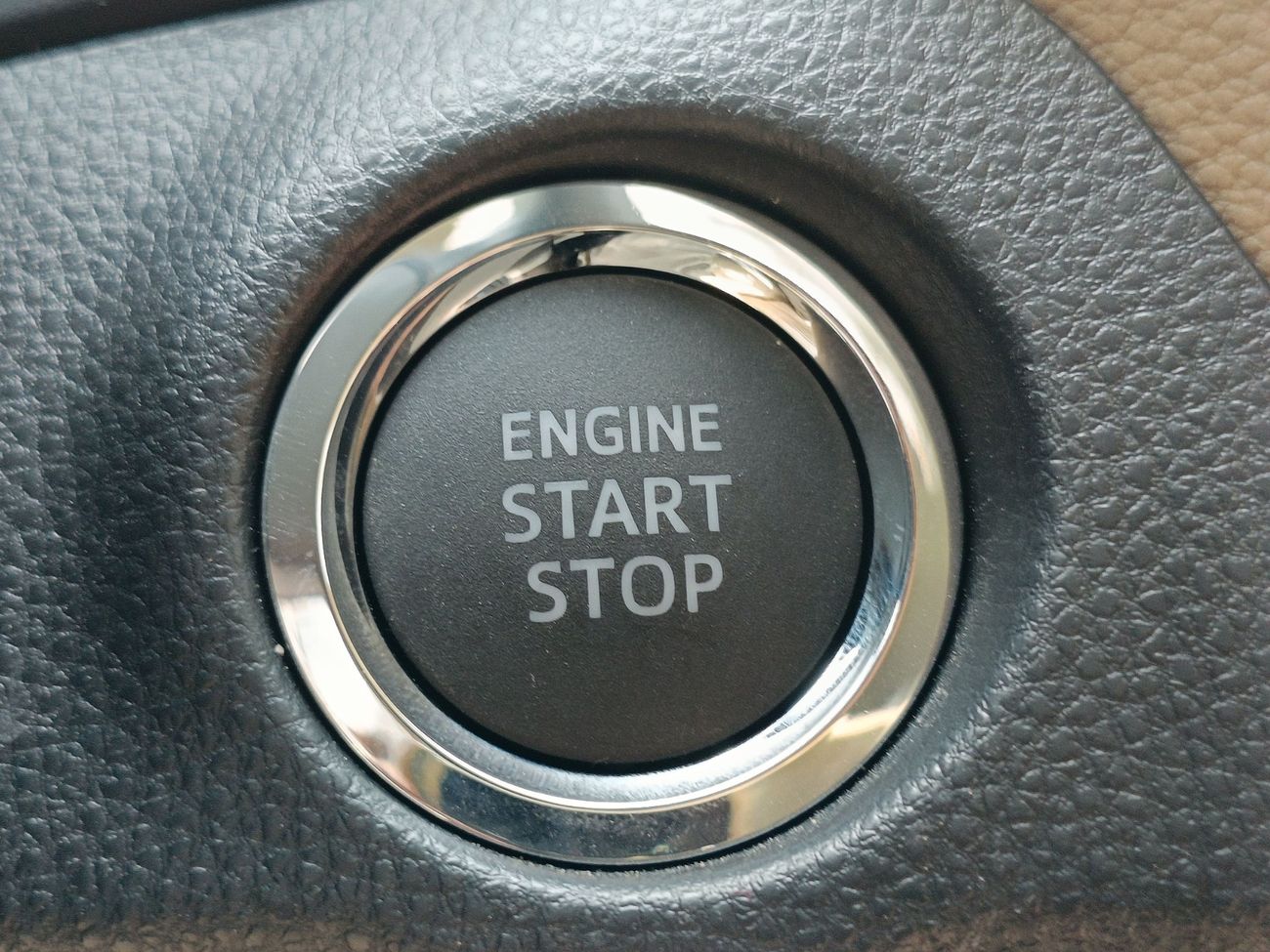 Toyota RAV4 Full Option 2.0L  - 4WD With Sunroof, Push Start & Leather Seats (CODE # XLE)