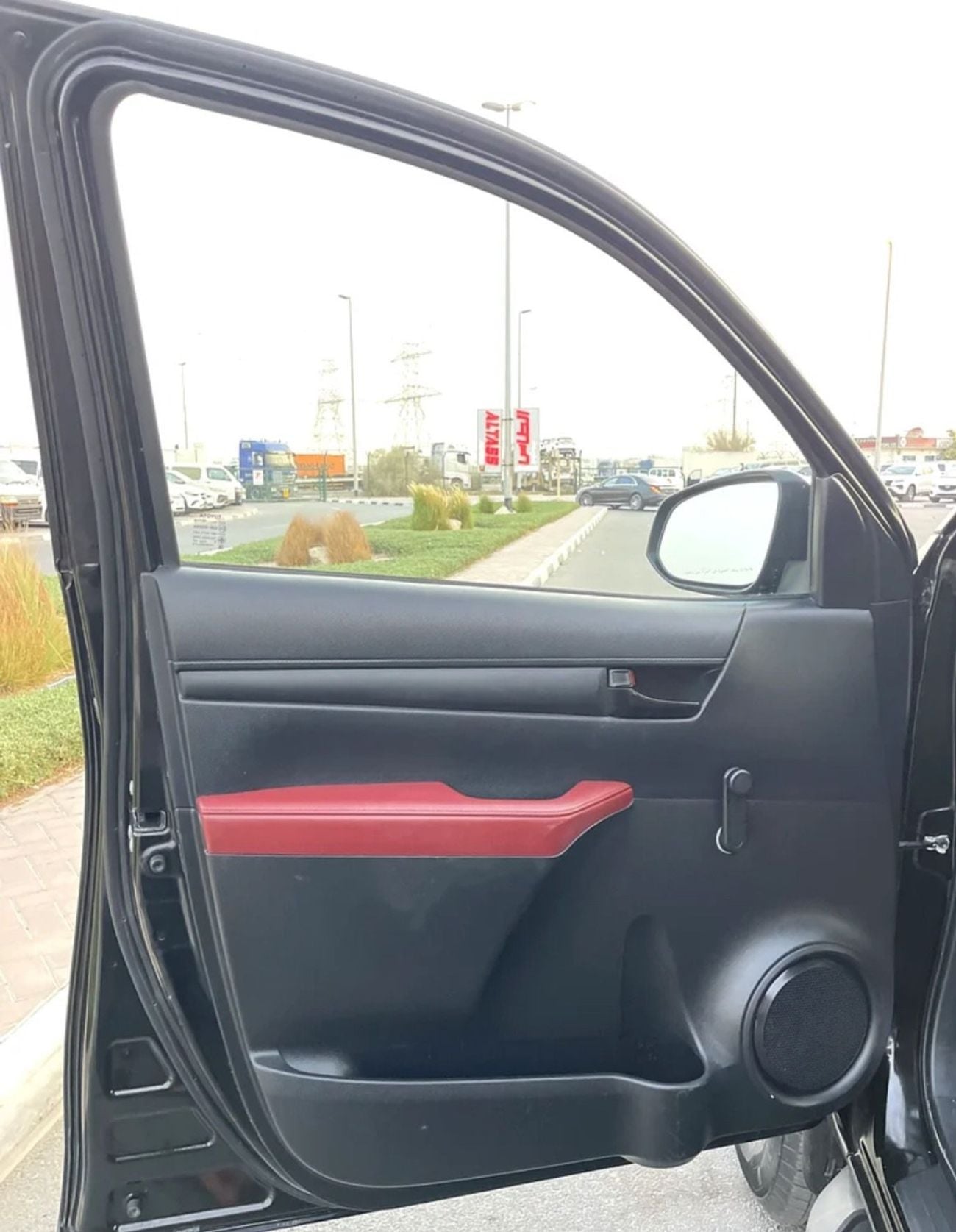 تويوتا هيلوكس GLX 2021 2.7 ENGINE 4 CYLINDER BLACK COLOR INSIDE BLACK AND RED GCC SPECS VERY GOOD CONDITION