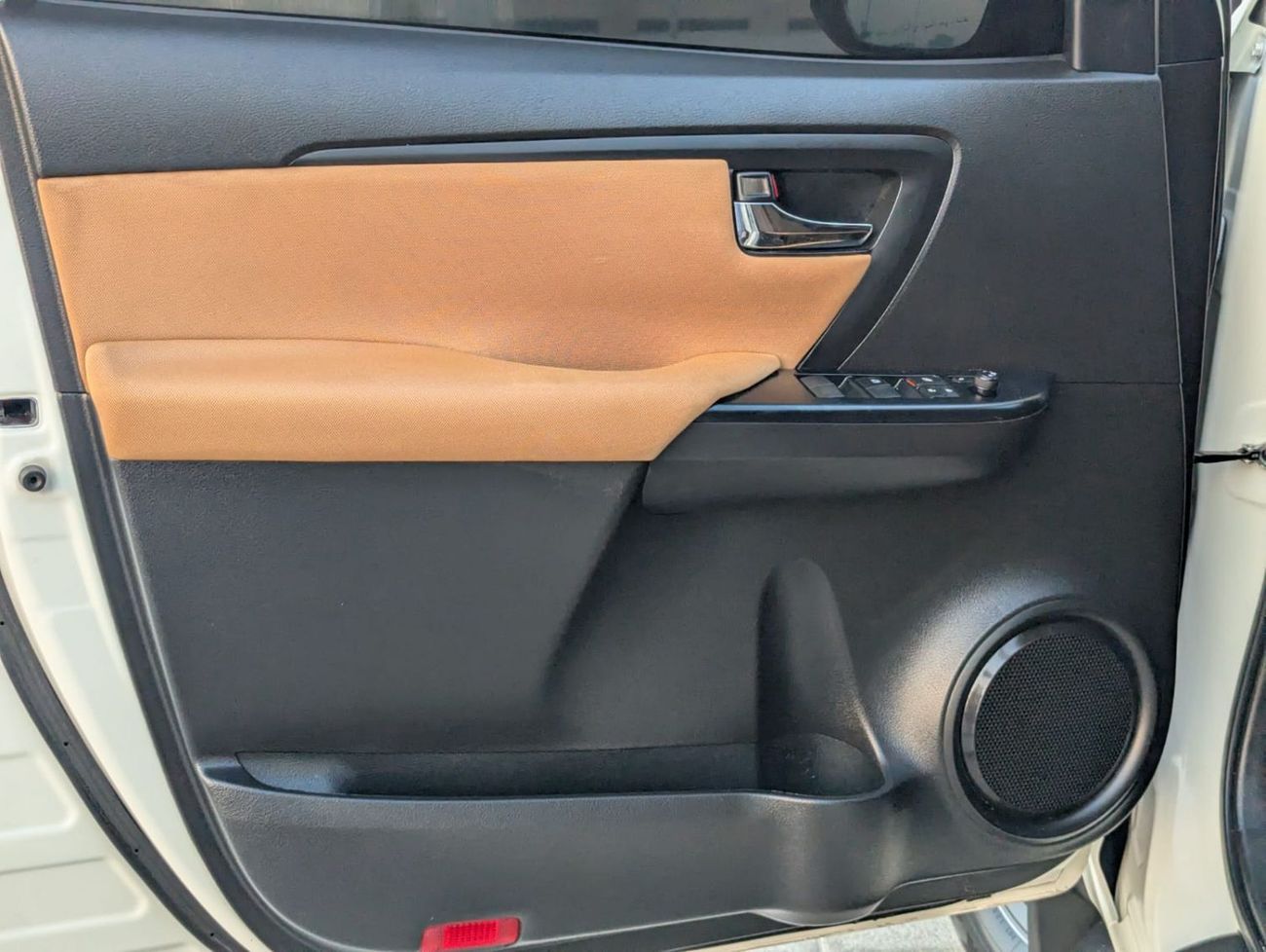 تويوتا فورتونر Toyota Fortuner 2021 white colour LHD Gcc specs 4x4 Petro engine