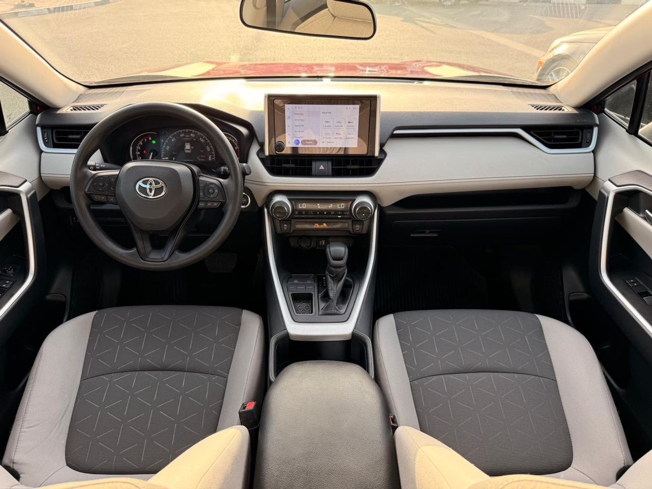 تويوتا راف ٤ XLE 2.5 L | sunroof, push start low mileage full option