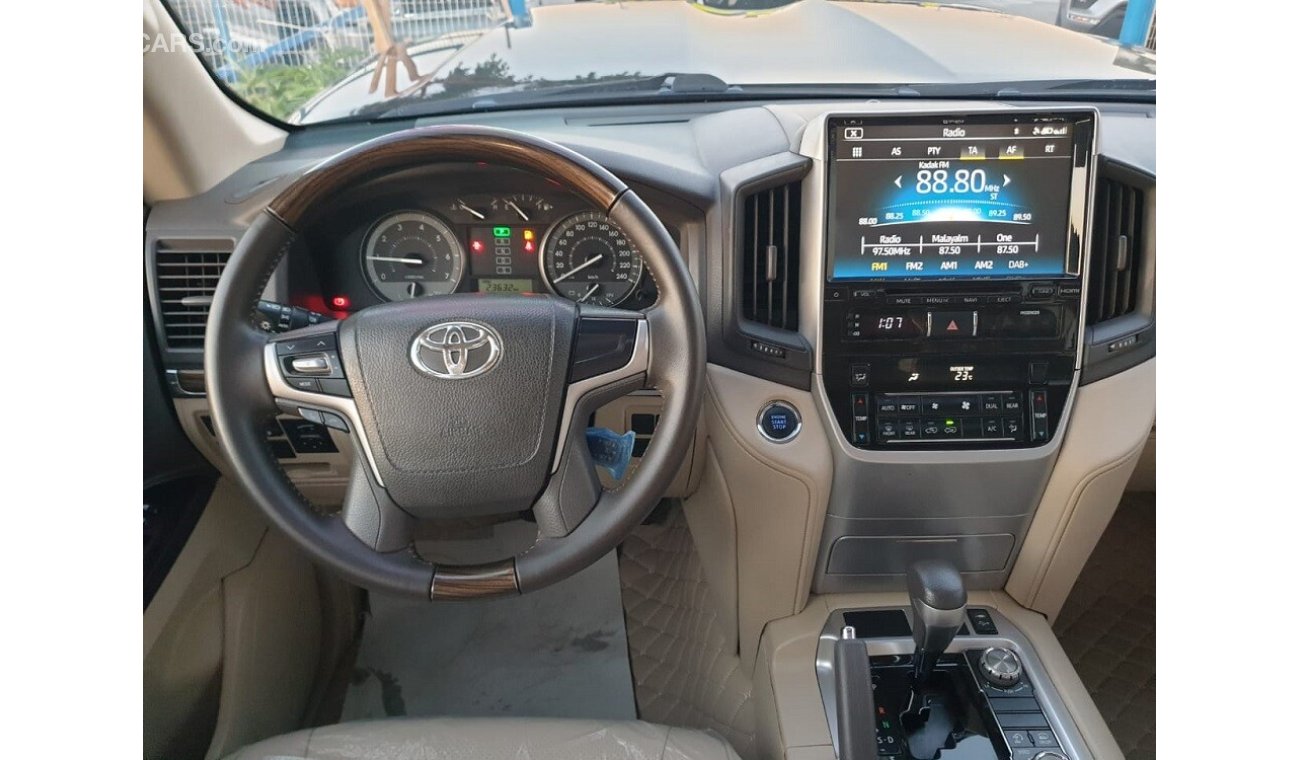 Toyota Land Cruiser GXR - V8 - PETROL (FULL OPTION)