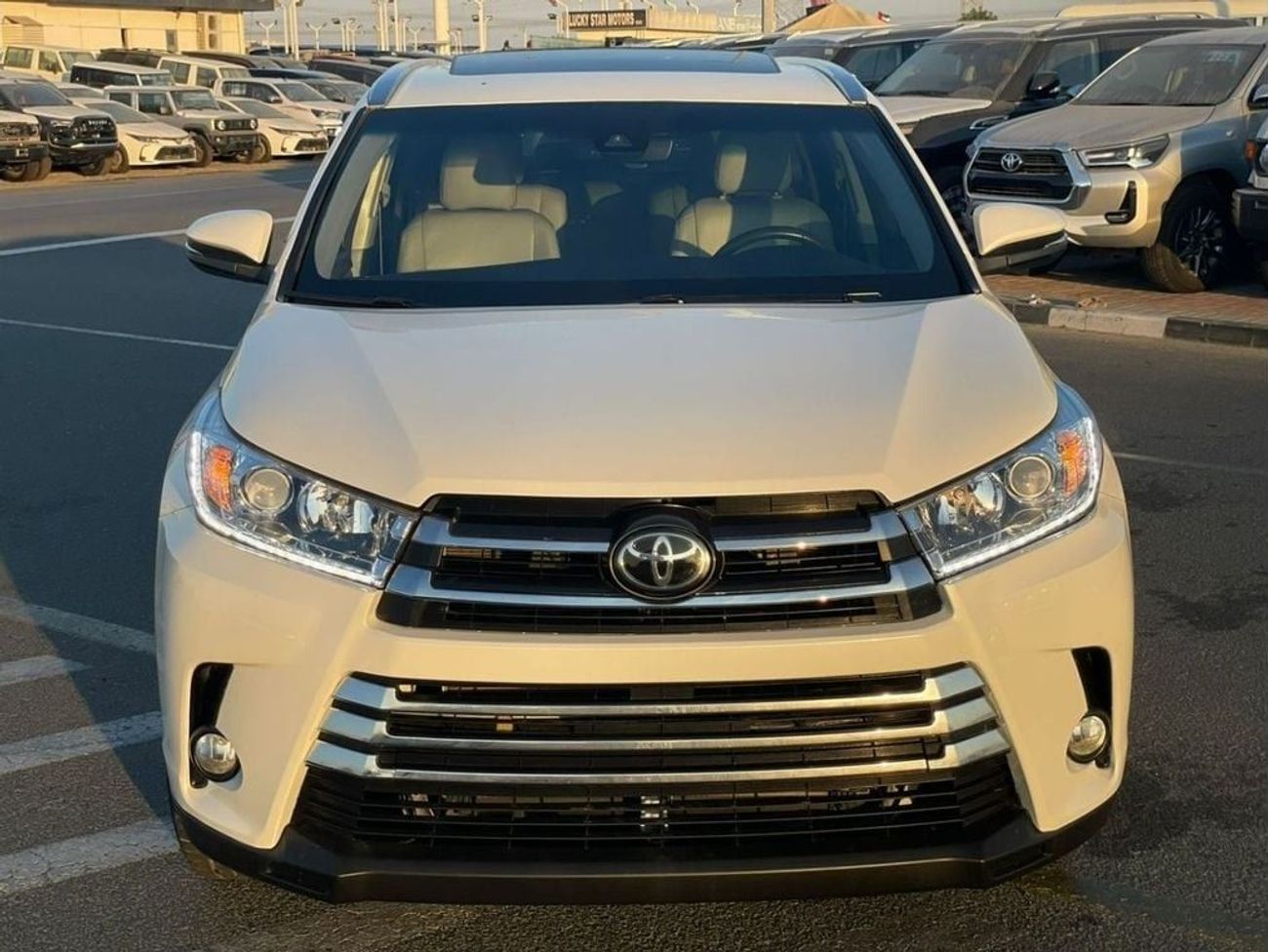 Toyota Highlander 2018 Toyota Highlander XLE 3.5L V6 Full Option Sunroof 7 Leather Seats - Radar & BSM Auto Trunk -