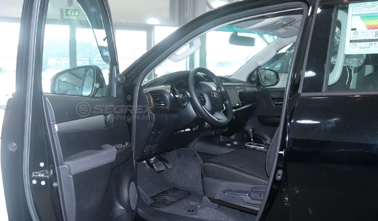 تويوتا هيلوكس SR5 DC . 4.0L . Petrol . 4WD . 6-Speed Automatic . 5 Seats . 4 Doors