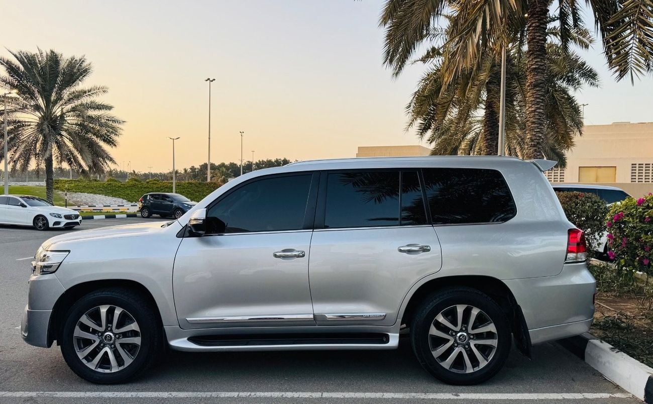 Toyota Land Cruiser VXR 5.7L 4WD