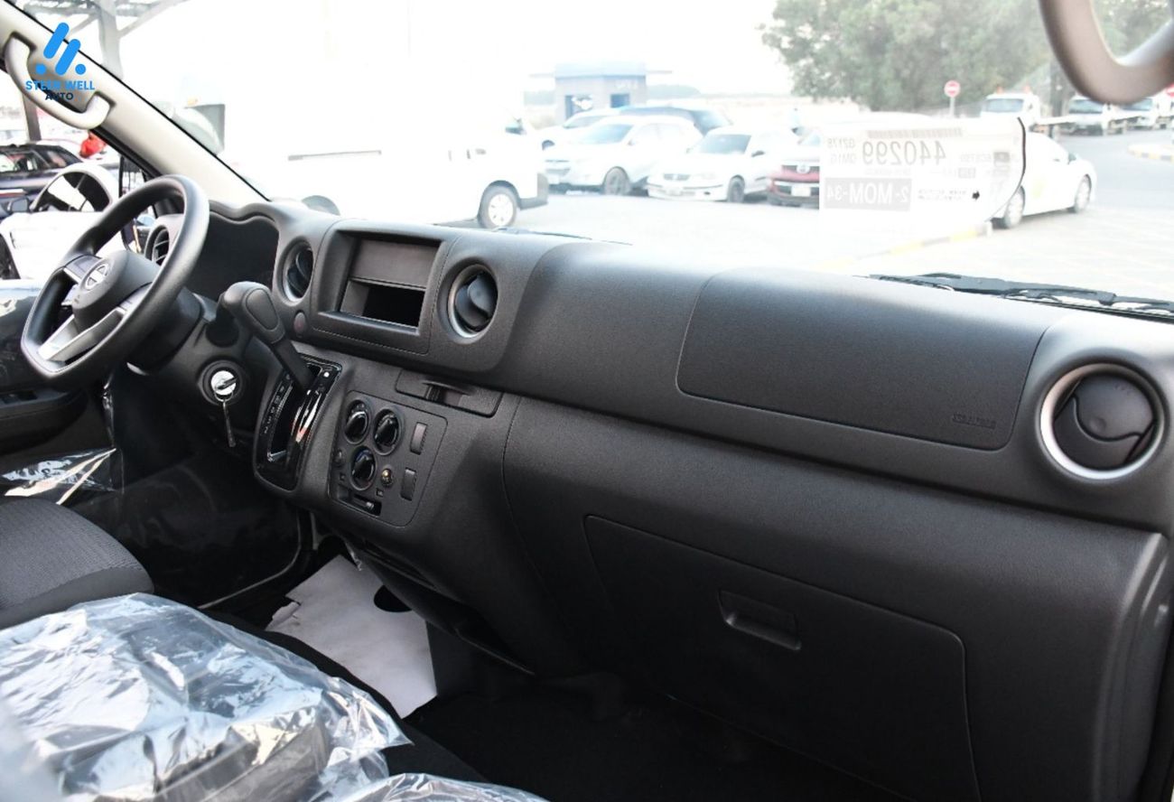Nissan Urvan 3-Seater Automatic (4-Door) NV350 Highroof Delivery Van GCC  White Automatic