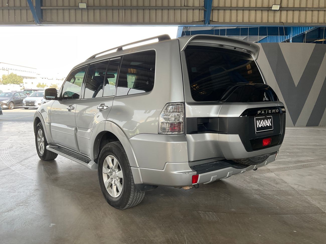 ميتسوبيشي باجيرو GLS Midline w/sunroof | National Day Celebration | شامل الضمان | 0 ﺪﻔﻋﺓ ﺃﻮﻟﻯ