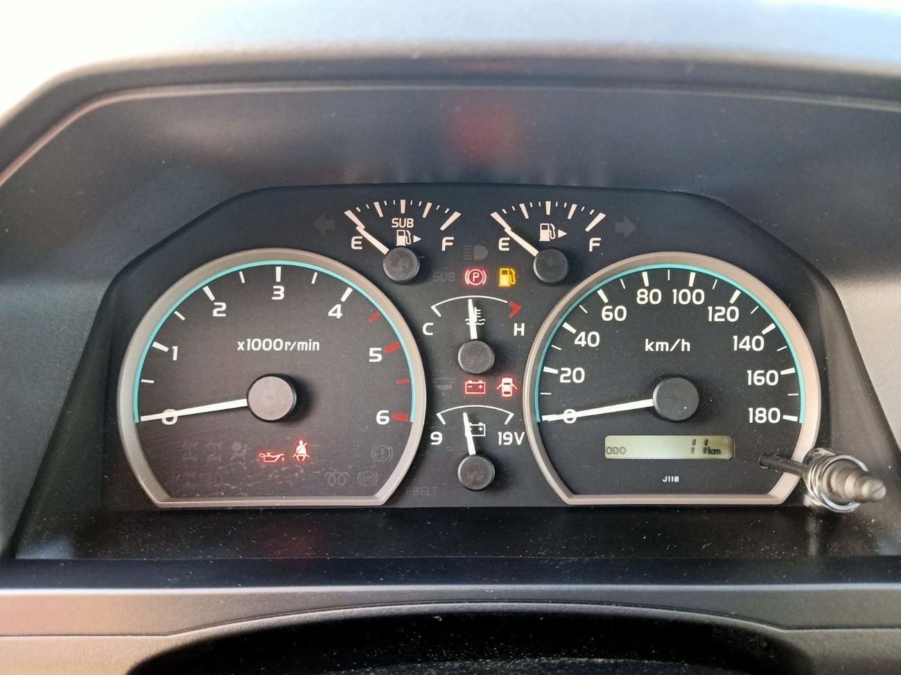 تويوتا لاند كروزر بيك آب  Diesel 4.2L 6V M/T 4*4 basic white color 2025 With No Restrictions