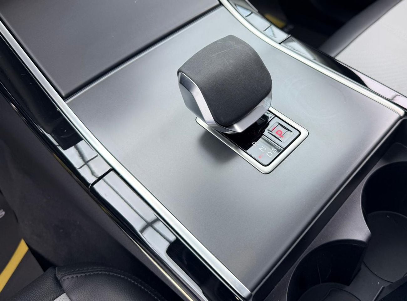 لاند روفر رينج روفر فيلار COMFORTLINE Dynamic SE P250 2.0L 2025 Range Rover Velar P250 Dynamic SE, 2029 RR Warranty + Service