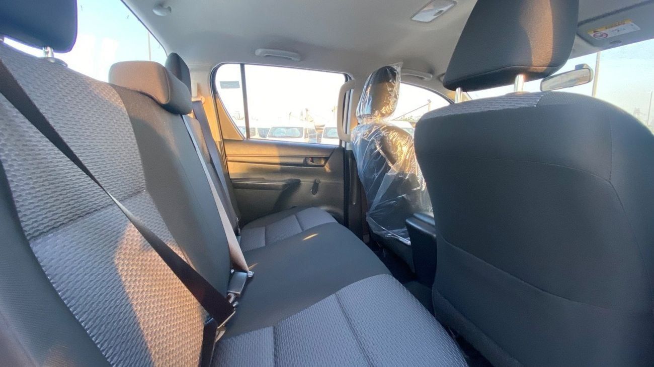 Toyota Hilux With Diﬀerential Lock  4X4  DIESEL . MANUAL  2.4 Diesel TRANSMISSION Model 2025