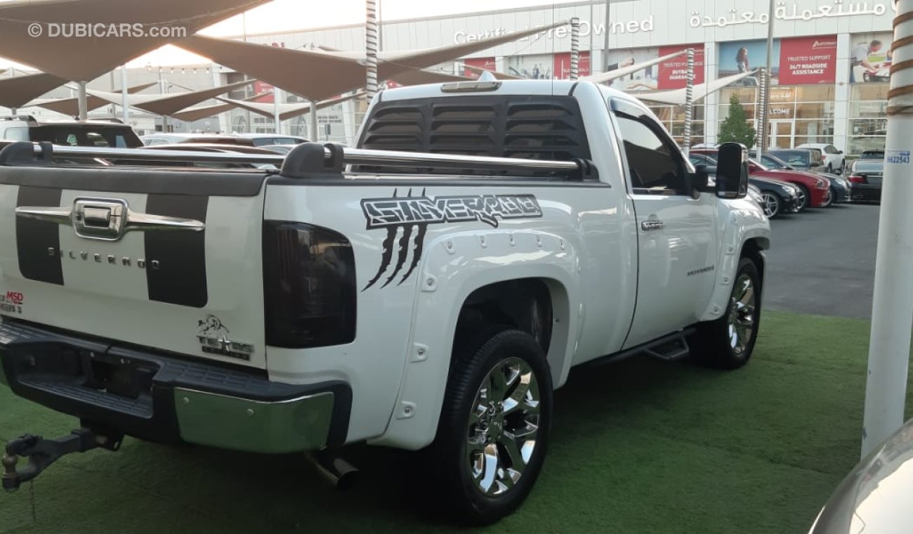 Chevrolet Silverado Gulf white / black color Electric chair - screen - cruise control - alloy wheels - remote control fo