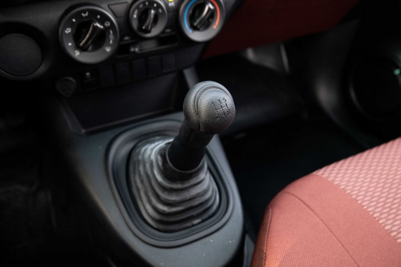 تويوتا هيلوكس Single Cab 2.4L Manual - Super White Inside Maroon | Export Only